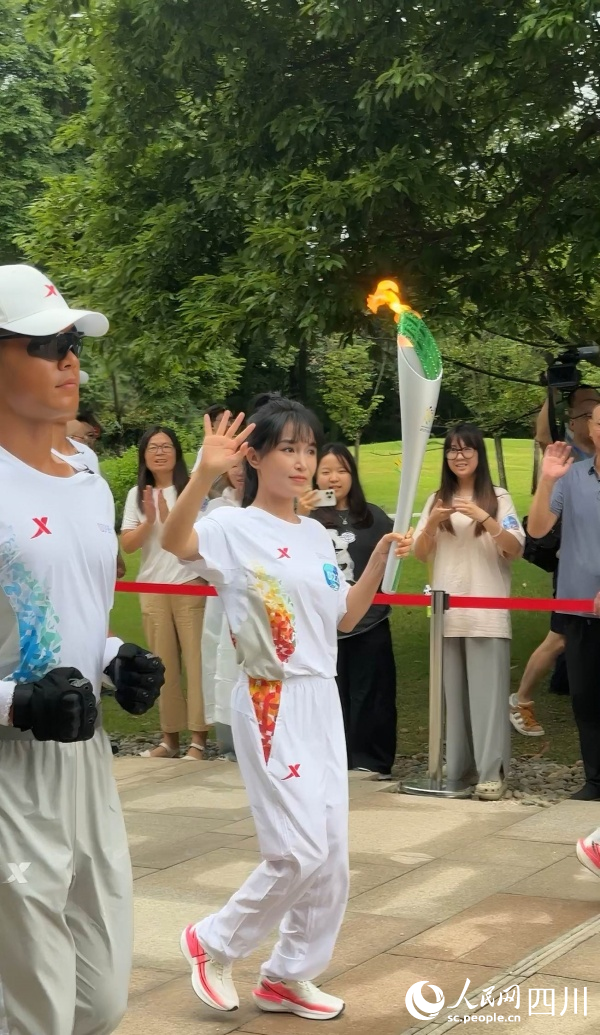 李子柒一边传递一边向场边挥手。成都世运会执委会供图